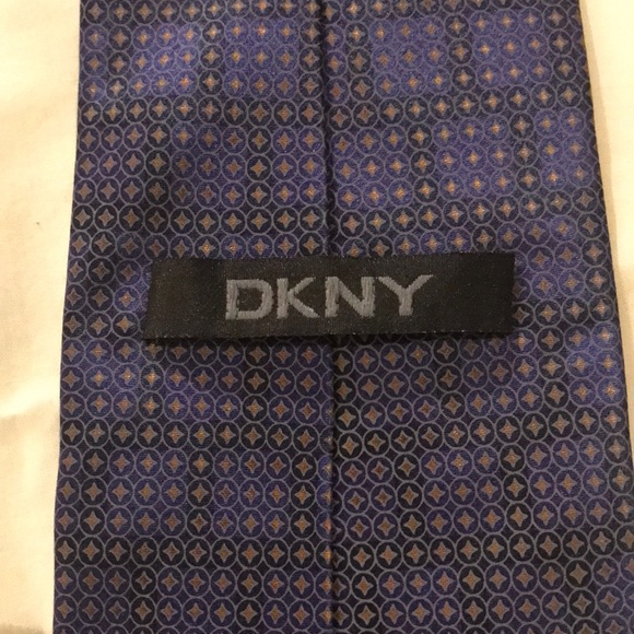 DKNY Mini Medallions Print SILK TIE - Picture 4 of 13